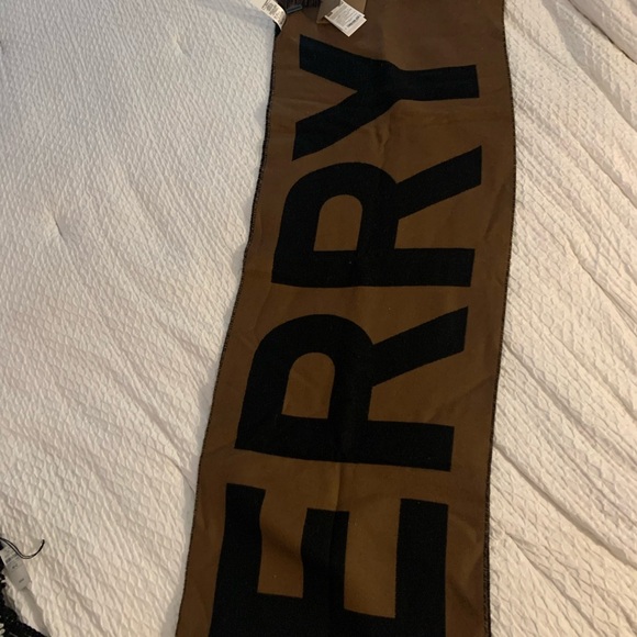 Burberry Mega text Football scarf - Picture 2 of 3